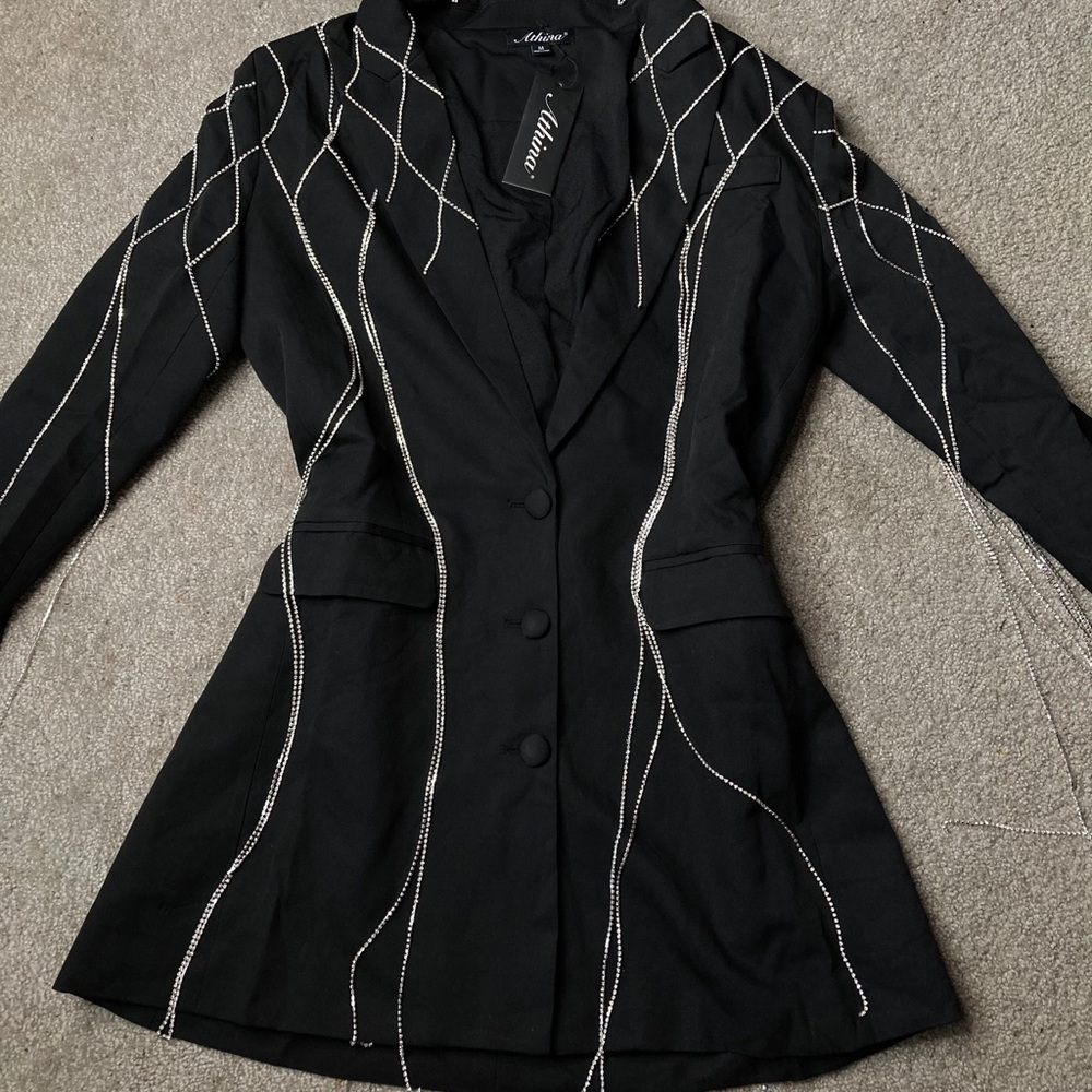 NEVER GONNA STOP JEWEL TRIM BLAZER
Size M